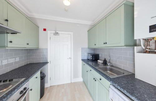 Modern King Bed WiFi Kitchen Perfect for Long Stay - Foto 10