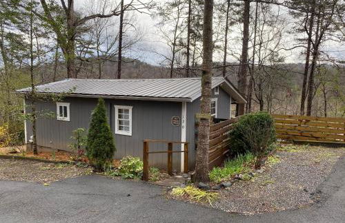 Convenient Cottage-Hot Tub, 4 Minutes to Dahlonega - Foto 1