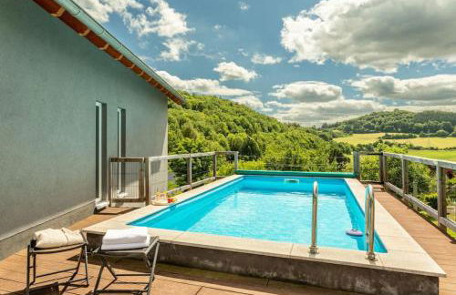 Spacious Home Sauna Hot Tub Pool Patio BBQ - Photo 2