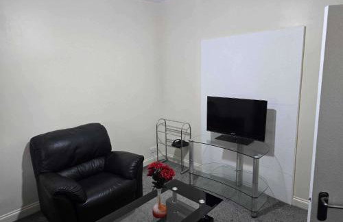 House - Sleeps 8 - Garden - Short Walk to Station - Foto 25