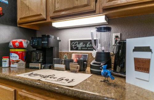 Entire Private Home with 5 Bedrooms 4 Bathrooms 3000 Sq ft Villa, Pool, Hot Tub, Nature, Garage, Winery, Available Now - Foto 17