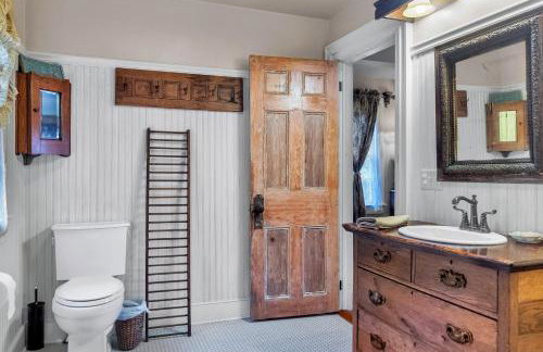 Hot Tub and Large Yard Elegant Deansboro Getaway - Foto 13