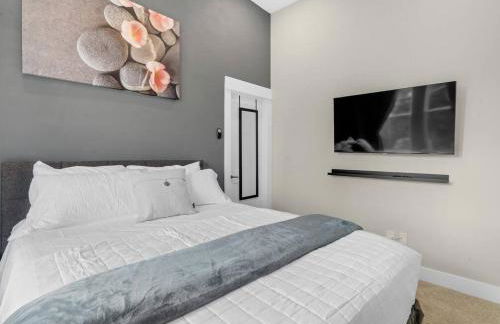 Gray Lux Hse 3BR 3 and half Ba MedCenter DownTWN HotTub - Photo 3