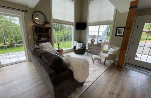 Romantic Cozy Cabin Walk to lake Hot tub Bikes Kayaks Grill - Foto 2