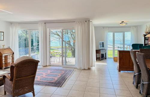 Ferienwohnung Residenz am See - exklusive Wohnung in erster Reihe mit Balkon und Seeblick - Photo 25