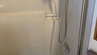 Montana Mountain Glamping: Charming Log Cabin with a Private Hot Tub in Darby - Foto 4, Shower