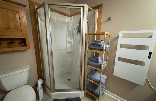 Romantic Getaway or Family Vacay with Mountain Views & Hot Tub - Foto 28