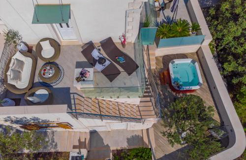 Uniquely designed Villa Ivana with outdoor Jacuzzi nearby the pebble Banje beach at the Island of Solta - Photo 14