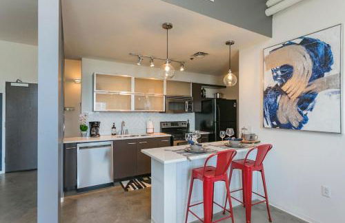 Mid Century Modern Downtown Condo | 30+ Night Min - Foto 76