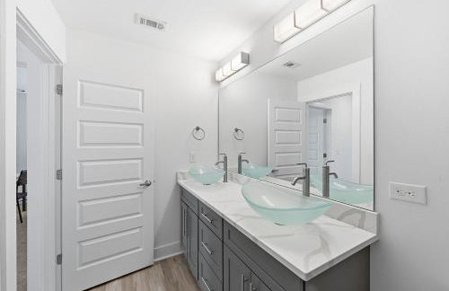 Modern Pine-Scented Retreat – 30 Mins to Beach! home - Foto 27