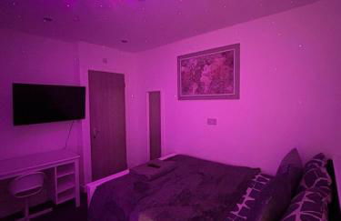 Large 6 Bed 6 Bathroom House - Ideal For Families, Large Groups, Contractors & Business Travellers - Foto 13