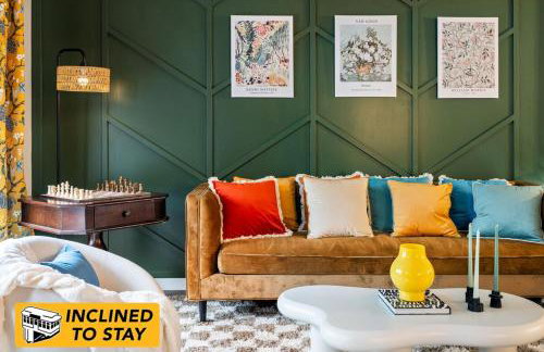 Chic Home with Large Private Yard! Hot Tub, Close To Downtown - Foto 35