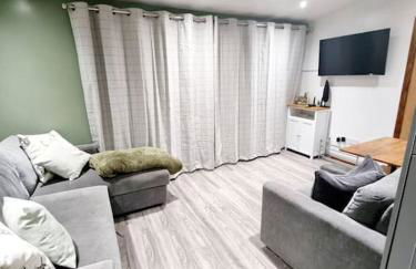 Cosy Hideaway Lodge in Glan Gwna - Photo 6