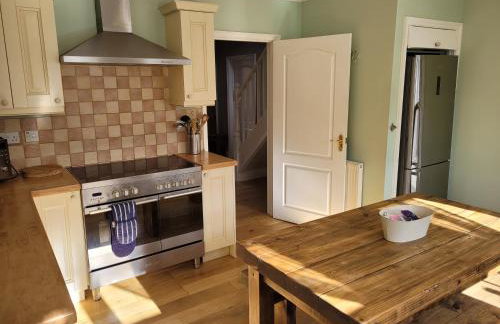 Detached luxury 5 bed house, lanscaped garden, fire pit, parking, can sleep families or workers - Foto 54