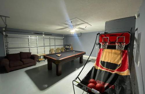 3 Bedroom Villa with Poolside Cinema and Games Room Close to theme Parks sleeps 6 - Photo 68