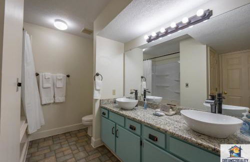 3BR Condo with Lake View - Trout Fishing - Playground - 2 Pools - Stairs Required - FREE TICKETS INCLUDED - PR69-9 - Foto 38