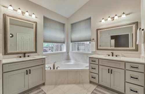 Woodlands Grand 3BR Cozy House - Photo 10