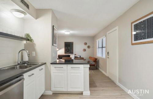 Spacious 2 Apt Combo Sleeps 12 Pool and Pets - Photo 14