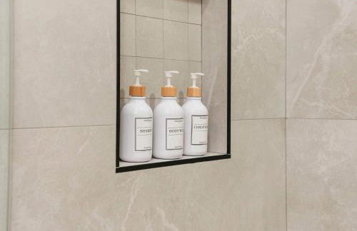 Modern Condo by Med District with Parking & Laundry - Foto 30