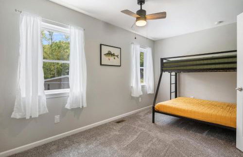 New! 2 Homes-Firepit, Hot Tub, Huge Yard and Dock - Foto 25