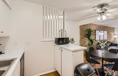 Your 2B Getaway - Walk Dtwn - Sleeps 6 - Pool and Prkg - Foto 8