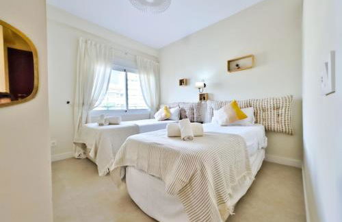 Boho Chic Apt, Frontline Sea & Paseo Views - Photo 8