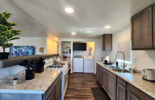 Modern Cabin with Arcade, Foosball Table and Fire Pit in Meadview, Arizona - Foto 26