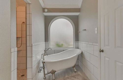 Deluxe Poolside Home, Modern 5BR with Gaming Room - Foto 21