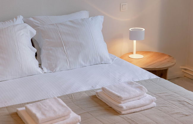 Inviting and Bright Guest Room in City Center - Photo 15