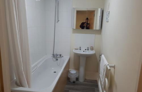 The Sawmills, Carlisle - Spacious 4 Bedroom Family House - Free WiFi - & Parking - Walk to Carlisle Castle - Foto 11