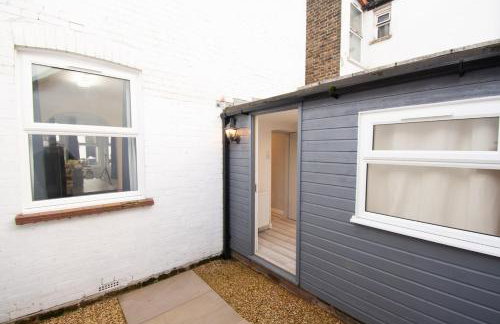 Amanah Properties - Elegant 4-Bedroom Home in Wembley with Parking, Perfect for Contractors - Foto 12