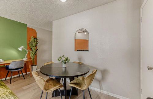 Serene King Suite Getaway - Sleeps 4 - Pool, Pkg - Foto 15