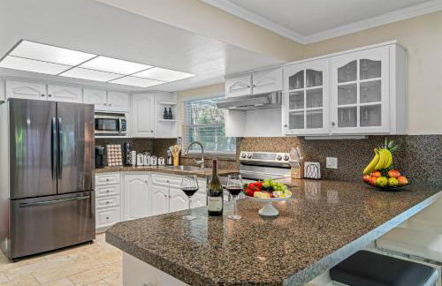 Spacious & Amazing Home w Big Pool and Patio - Photo 12