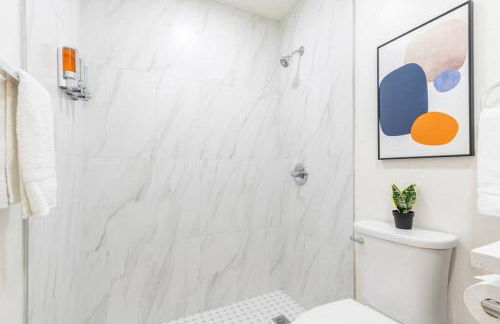 City Retreat Minutes to DT - Foto 32