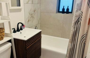 Modern Boho 3BR Duplex Escape with Pool & King Bed Near Beach - Foto 15