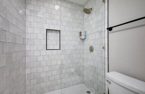 5-Bed 2-Bath with Pool & Backyard Retreat - Foto 26