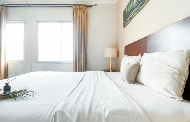 1BR Queen Bed at Ancol Marina Apartment near Dufan - Foto 2