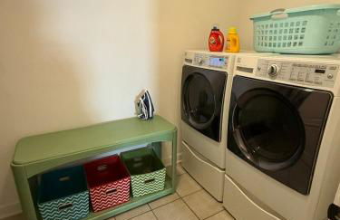 Ground-level bed bath house1mi to the beach sleep8 - Foto 9