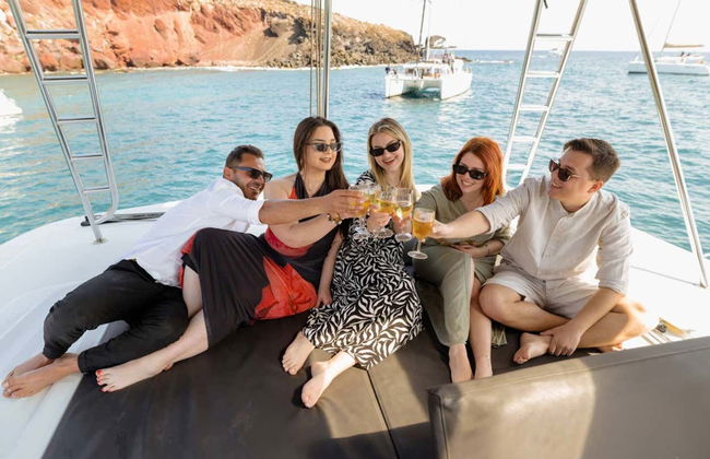 Paseo en catamarán por la Caldera de Santorini con comida - Foto 2