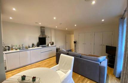 Luxury Two Bed Apartment w Car Parking, by Station - Foto 8