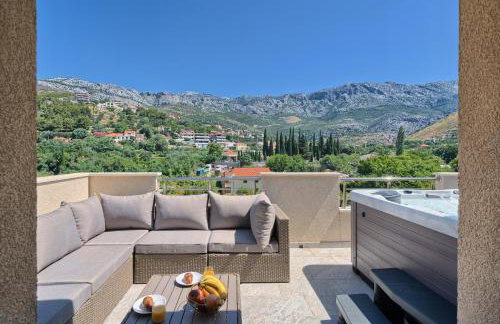 Luxury Mountain View Escape with Private Jacuzzi Split area - Photo 3