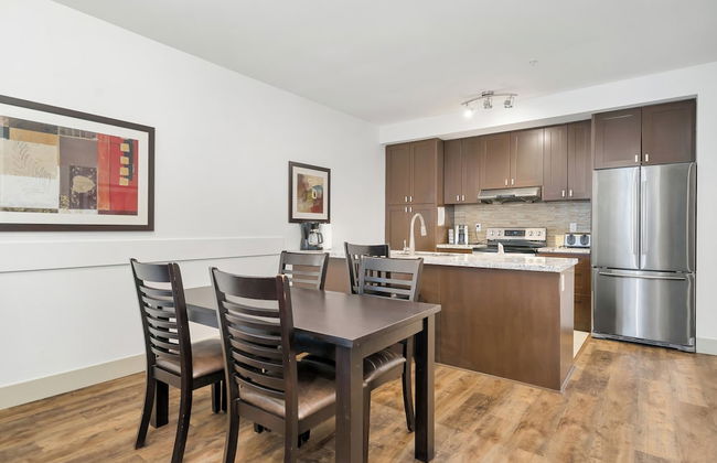 Elevated Escapes 2BR Suite Overlooking Lake - Foto 13