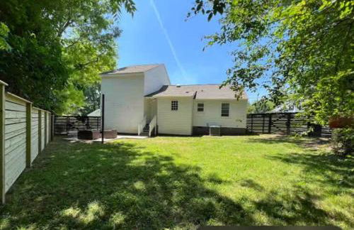 Pet-Friendly 4BR Family Home with Fenced Yard - Foto 31