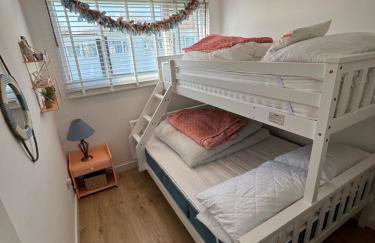 288, Two bed Chalet on Belle Aire Holiday Park - With private veranda, sleeps 5, pet friendly, free Wi-Fi, bed linen and towels included and onsite entertainment available - Foto 12