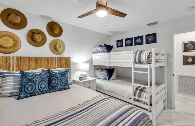 New Waterfront Oasis, Minutes to Beach, Eats, Shops - Foto 2