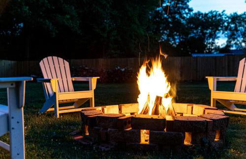 Game Room Fenced backyard Sleeps 10 Fire Pit - Photo 47