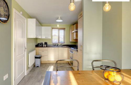LARGE 4 Bedroom Semi-Detached House Sleeps 7 By Klarok Short Lets & Serviced Accommodation - Foto 13