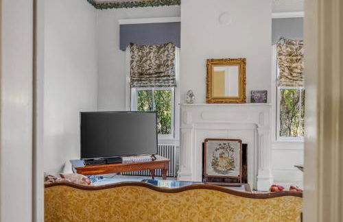 The Manor - Historic Mansion, Wifi, Covered Porch, Screen Porch, King Bed, Walk to Spas, Shops & Restaurants - Foto 70