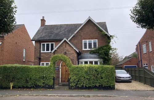 Large 4 bed detached house with parking - Foto 1