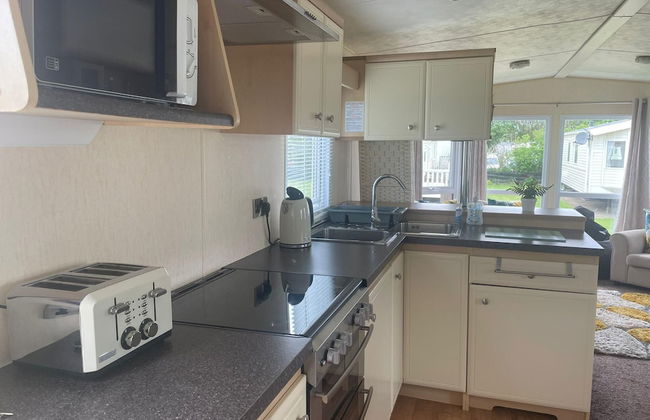 Remarkable 2-bed Villa Caravan in Driffield - Photo 4